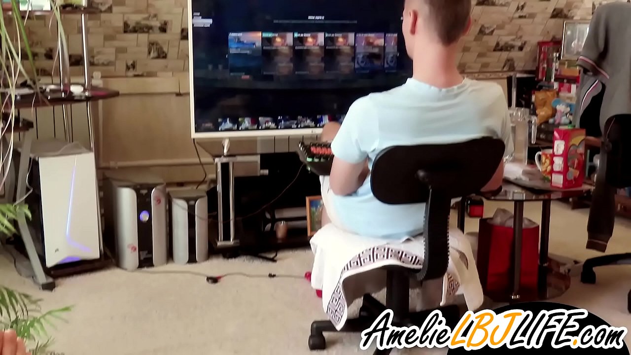 ڇوڪري ڪمپيوٽر گيمز کيڏڻ لاءِ ڇوڪرو دوست لاءِ جنسي رانديڪن سان مشت زني ڪري ٿي