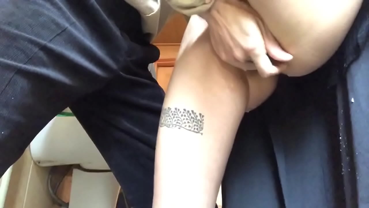 اسڪول جي غسل خاني ۾ squirt، هڪ حقيقي frothy orgasm - منهنجي استاد پنهنجي بهترين ڪئي