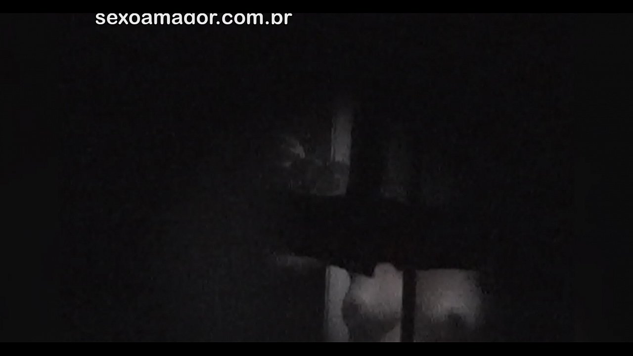 بلنڊي ڳجهي طور تي هڪ پاڙيسري ويرور طرفان ڳجهي طور تي وڊيو ٽيپ ڪئي وئي آهي لڪايل سرن جي پويان