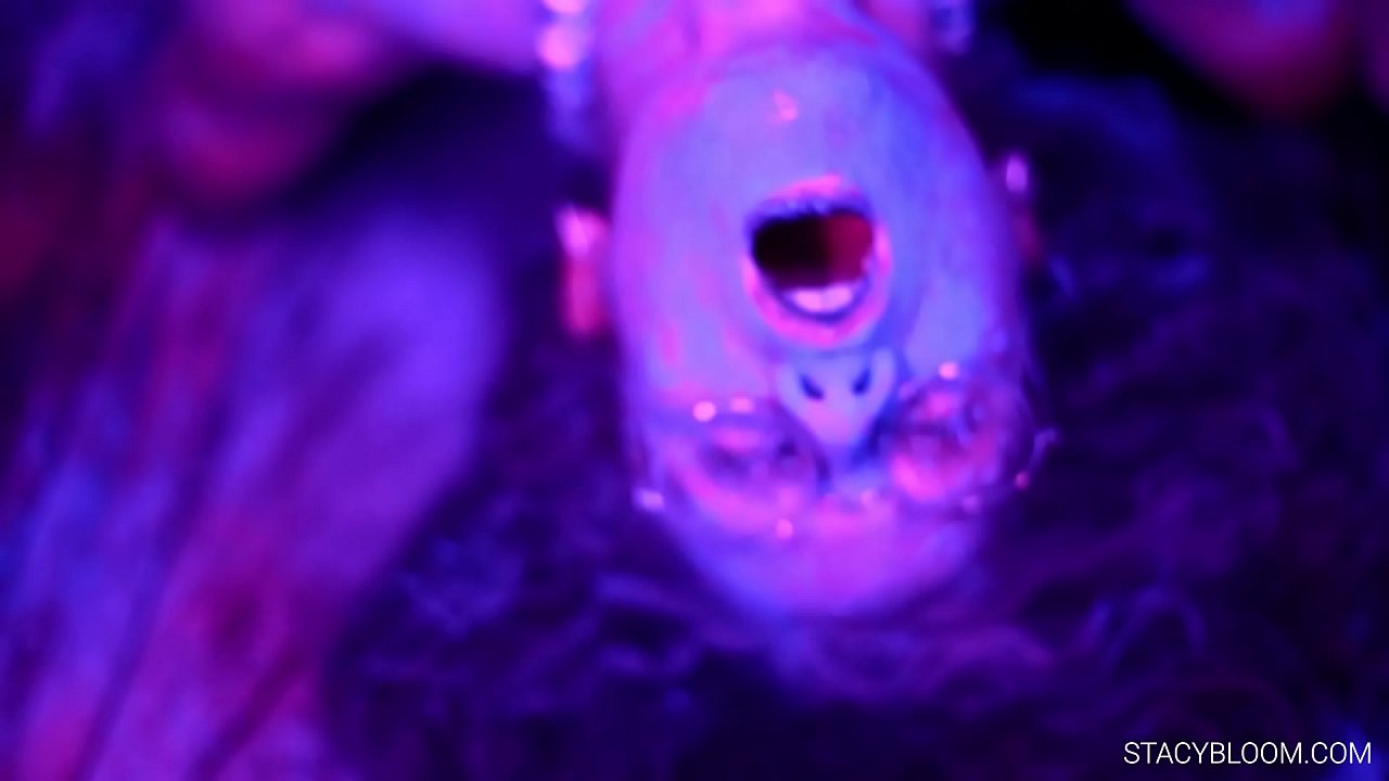 ٻار ڪئميرا تي مشت زني ڪري ٿو ۽ پاڻ کي orgasm ۾ آڻي ٿو.