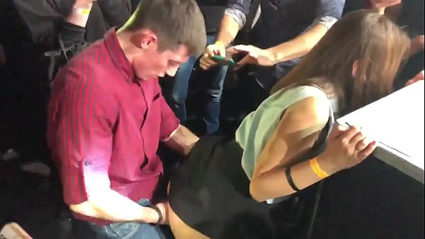 هڪ روسي نائيٽ ڪلب ۾ حقيقي جنسي. 18 سالن جي روسي ڇوڪري مقعد ۽ وينجن ۾ هڪ نائيٽ ڪلب ۾ fucked